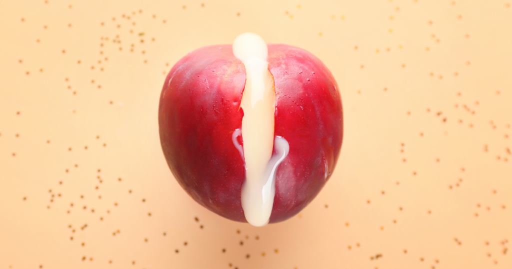 Apfel mit Creme als Symbol für Scheide